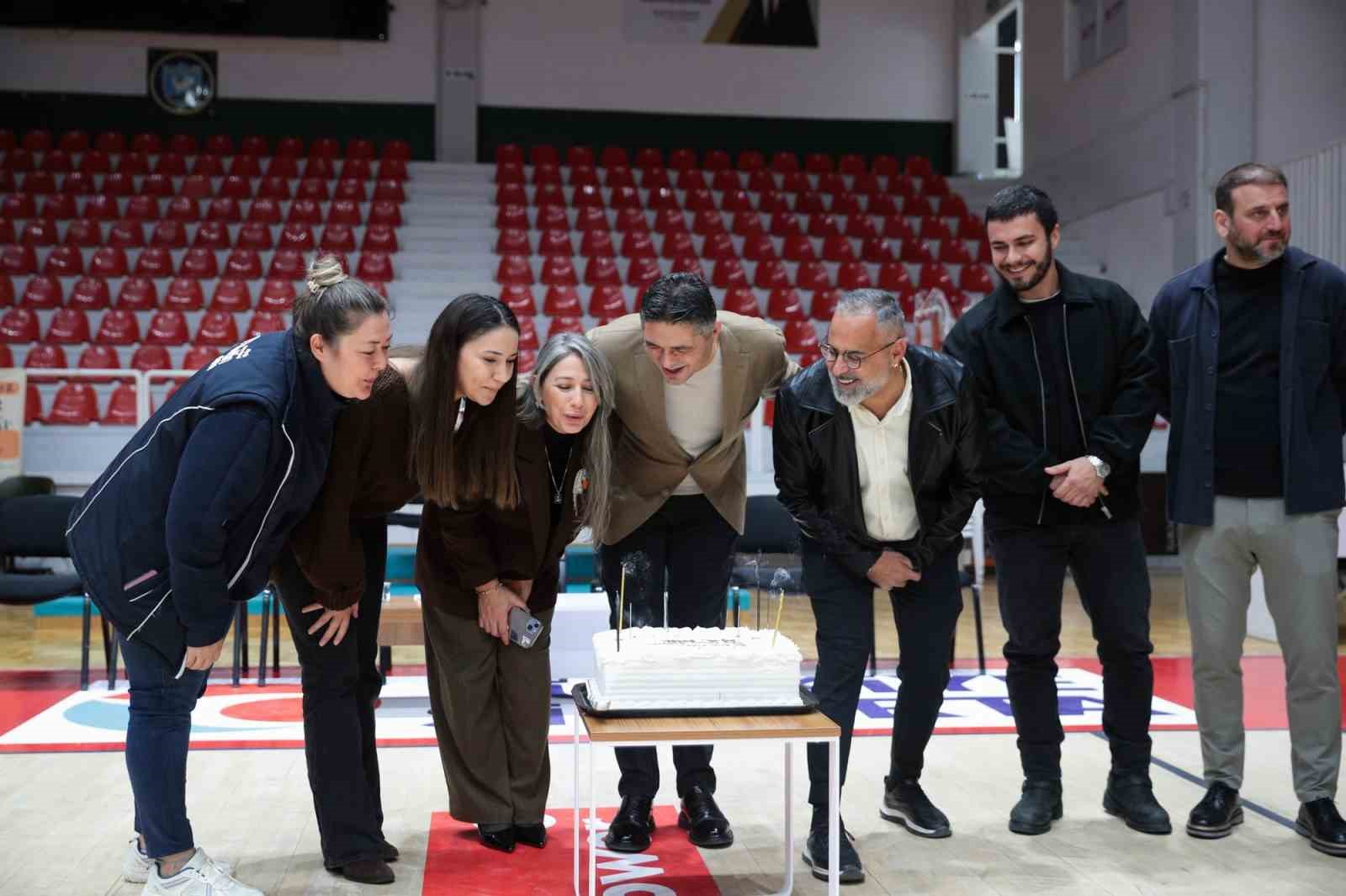 personelinden-baskan-serkan-acara-dogum-gunu-surprizi-4DeIa8Mh.jpg