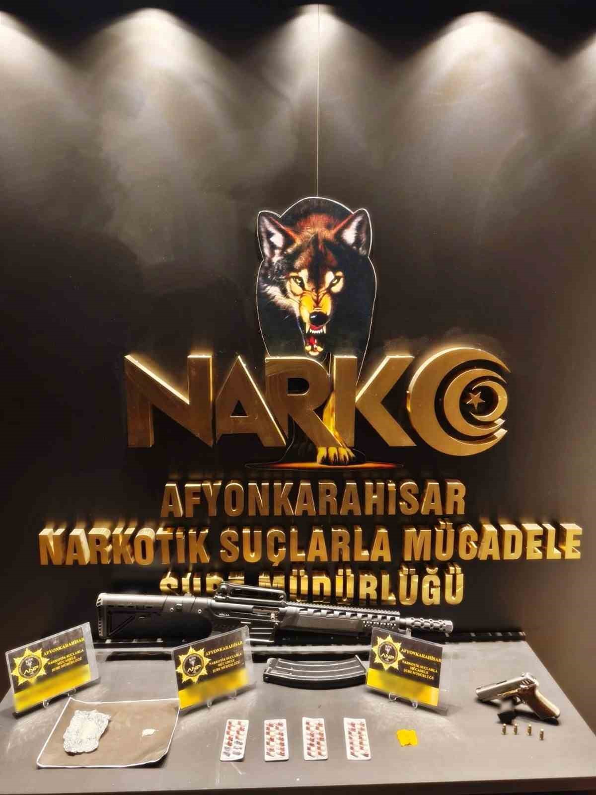 polisten-4-farkli-adrese-uyusturucu-baskini-uj9pNBvI.jpg
