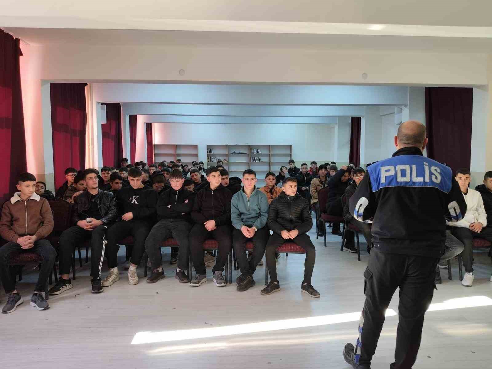 polisten-ciraklik-okulu-ogrencilerine-yonelik-egitim-VAAB6JHy.jpg