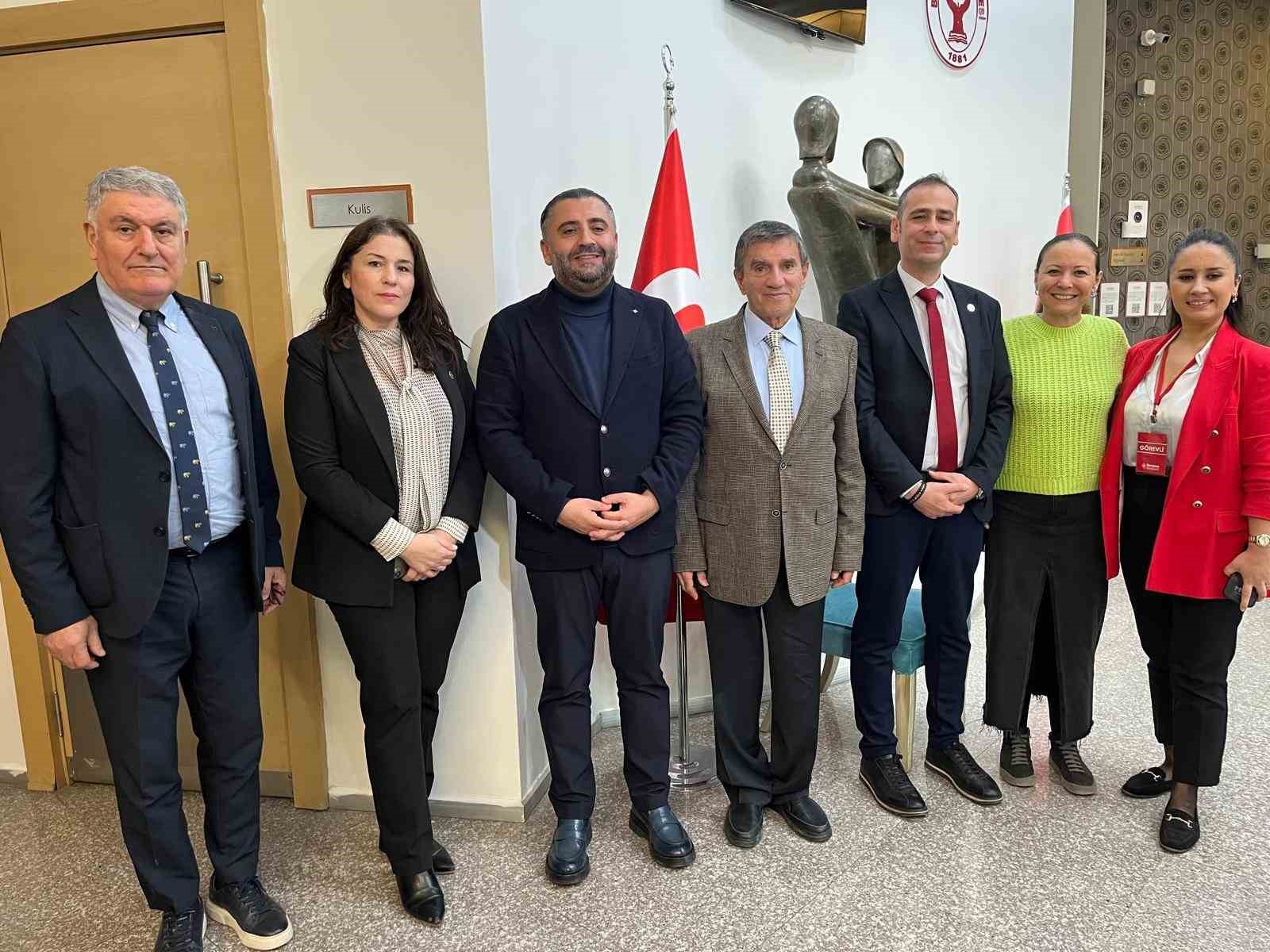 prof-dr-ustun-dokmen-izmirde-ailelerle-bulustu-TUjG3WRe.jpg
