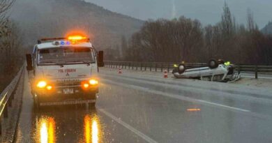 Refüje devrilen otomobil sürücüsü yaralandı