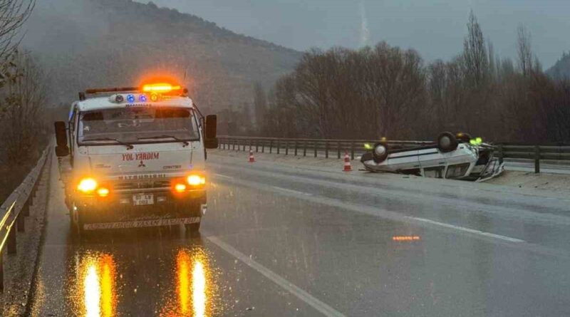Refüje devrilen otomobil sürücüsü yaralandı