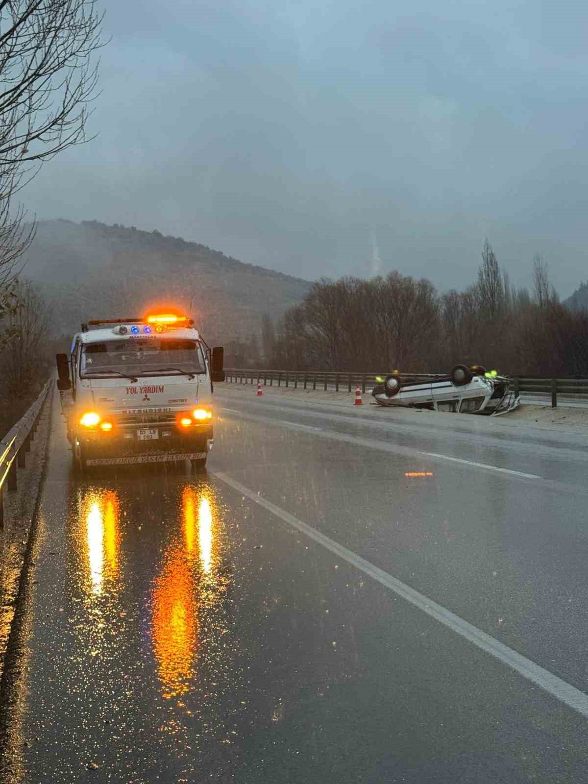 refuje-devrilen-otomobil-surucusu-yaralandi-PKhE2lsv.jpg