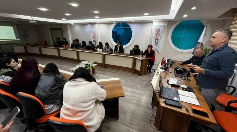 Salihli’de üniversite öğrencilerine mobil fotoğraf eğitimi Salihli’de üniversite öğrencilerine mobil fotoğraf eğitimi