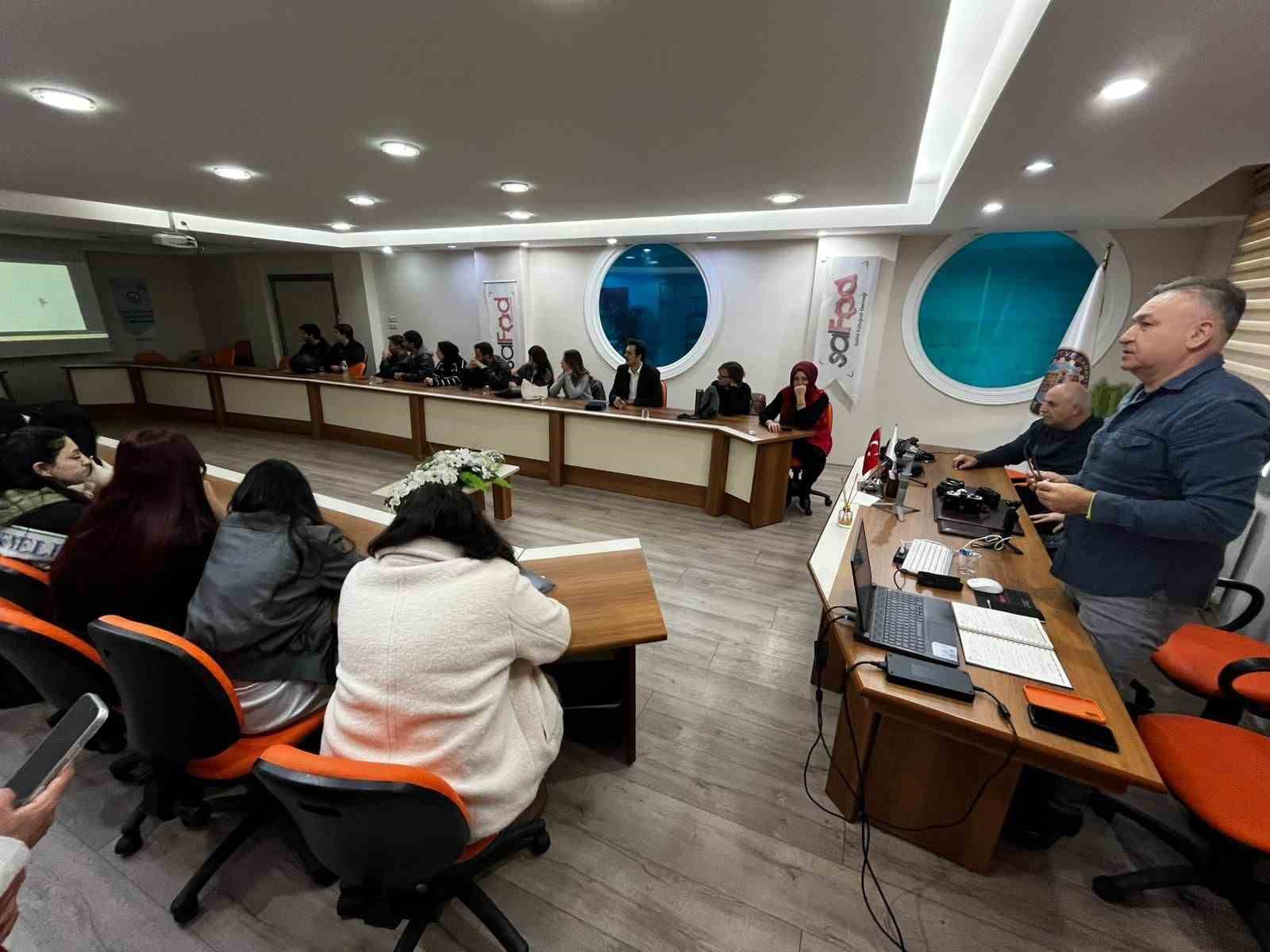 salihlide-universite-ogrencilerine-mobil-fotograf-egitimi-bvtz2DFU.jpg
