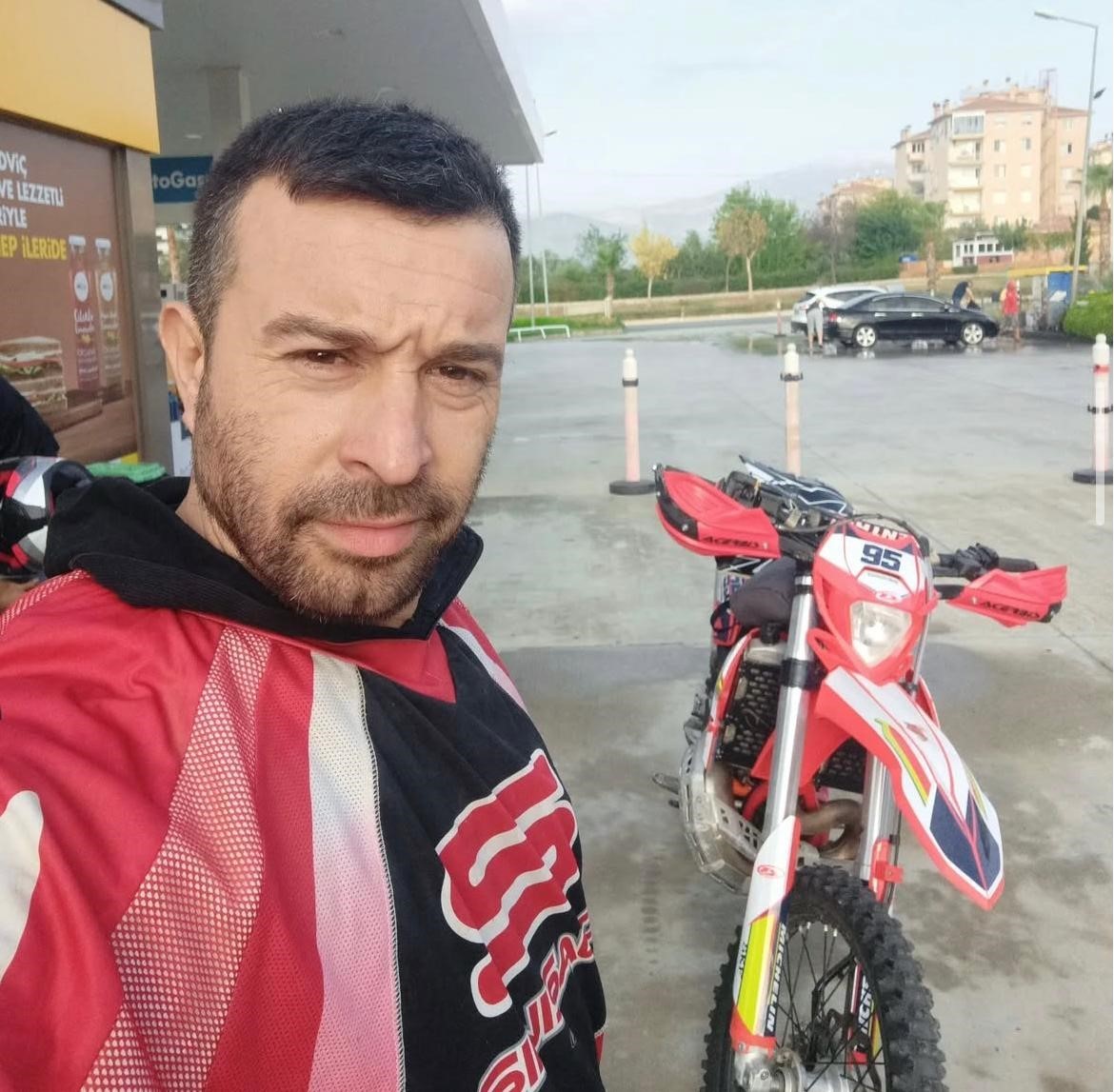 sampiyon-motosikletci-ozgur-capaci-trafik-kazasinda-hayatini-kaybetti-YxcCA7dY.jpg