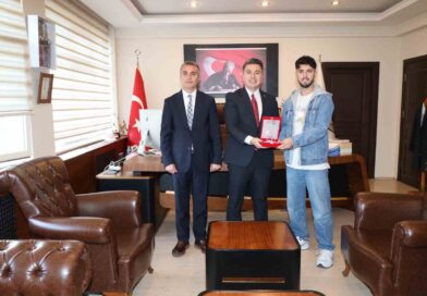 Sanatıyla Karacasu’ya değer katan öğrenci plaketle onurlandırıldı