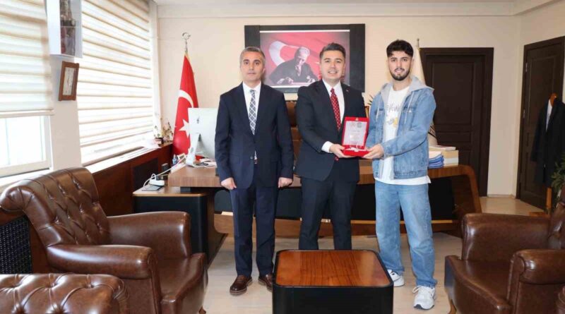Sanatıyla Karacasu’ya değer katan öğrenci plaketle onurlandırıldı
