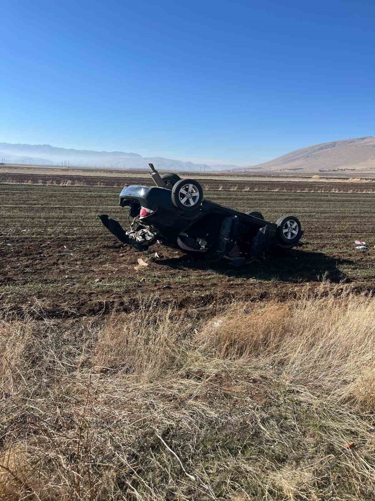 sarampole-devrilen-otomobilde-2-kisi-yaralandi-St2rHxBE.jpg