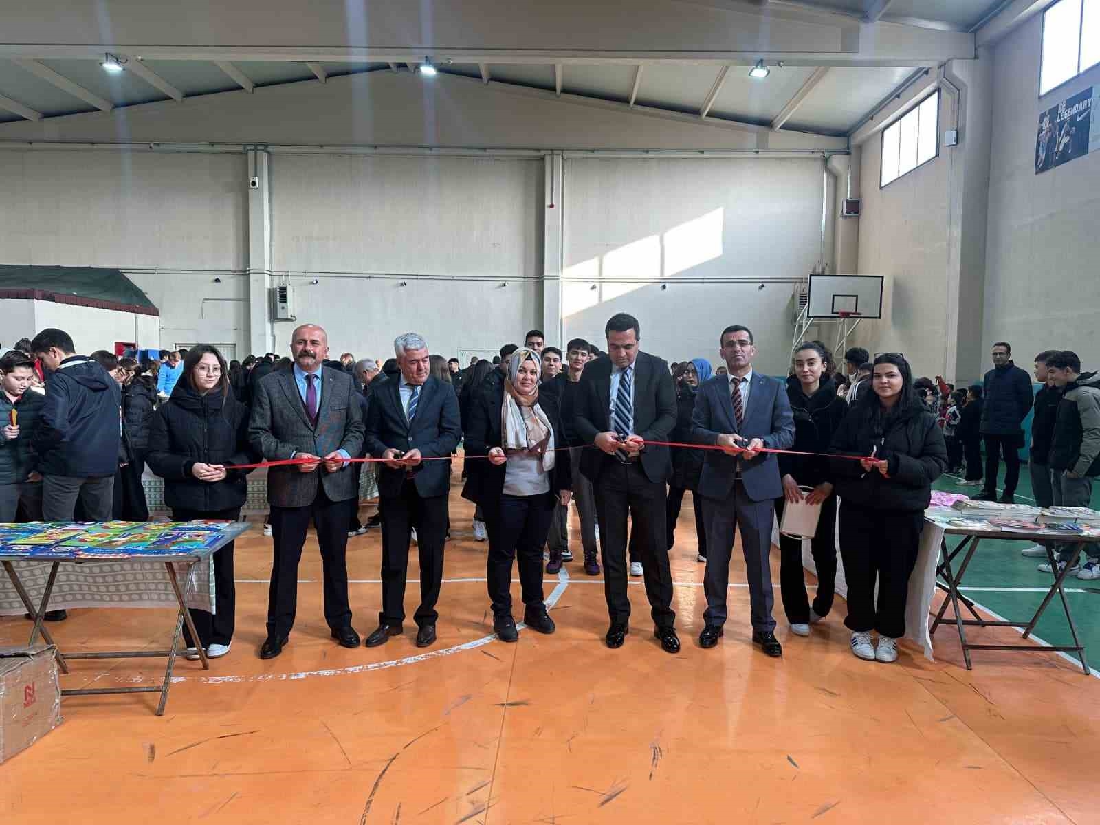 sarigol-1-kitap-gunlerine-yogun-ilgi-3mLSitlR.jpg