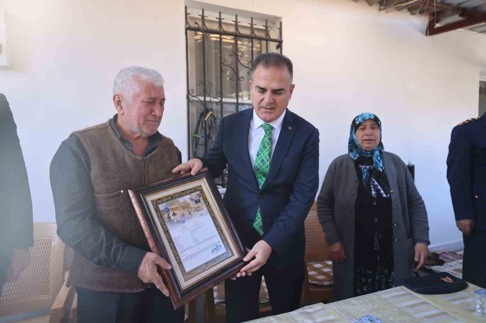 sehit-kuranin-ailesine-sehadet-belgesi-verildi-MAaLHPd3.jpg