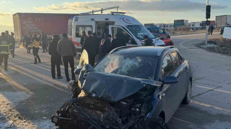 Servis aracıyla otomobil çarpıştı, 18 kişi yaralandı