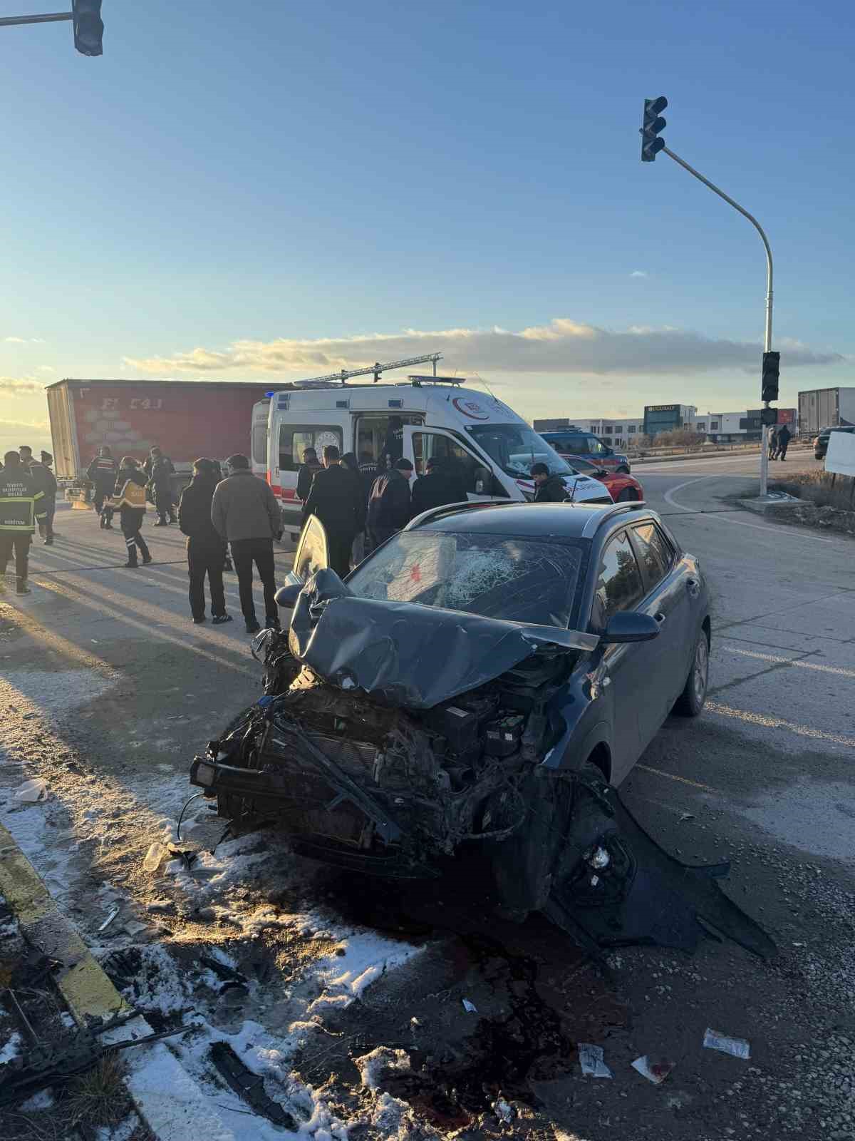 servis-araciyla-otomobil-carpisti-18-kisi-yaralandi-efGgUThk.jpg