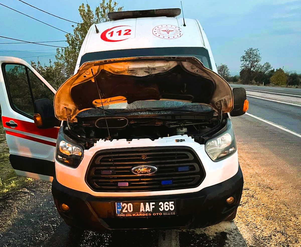 seyir-halindeki-ambulans-alev-aldi-ytTUDHSJ.jpg