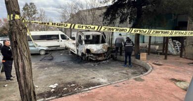 Sığındığı araçta yanarak can verdi