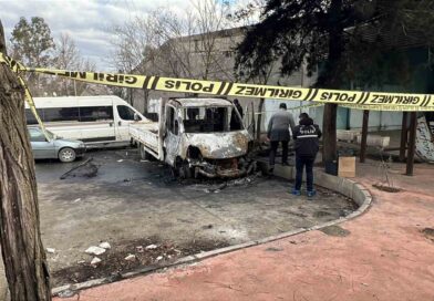 Sığındığı araçta yanarak can verdi