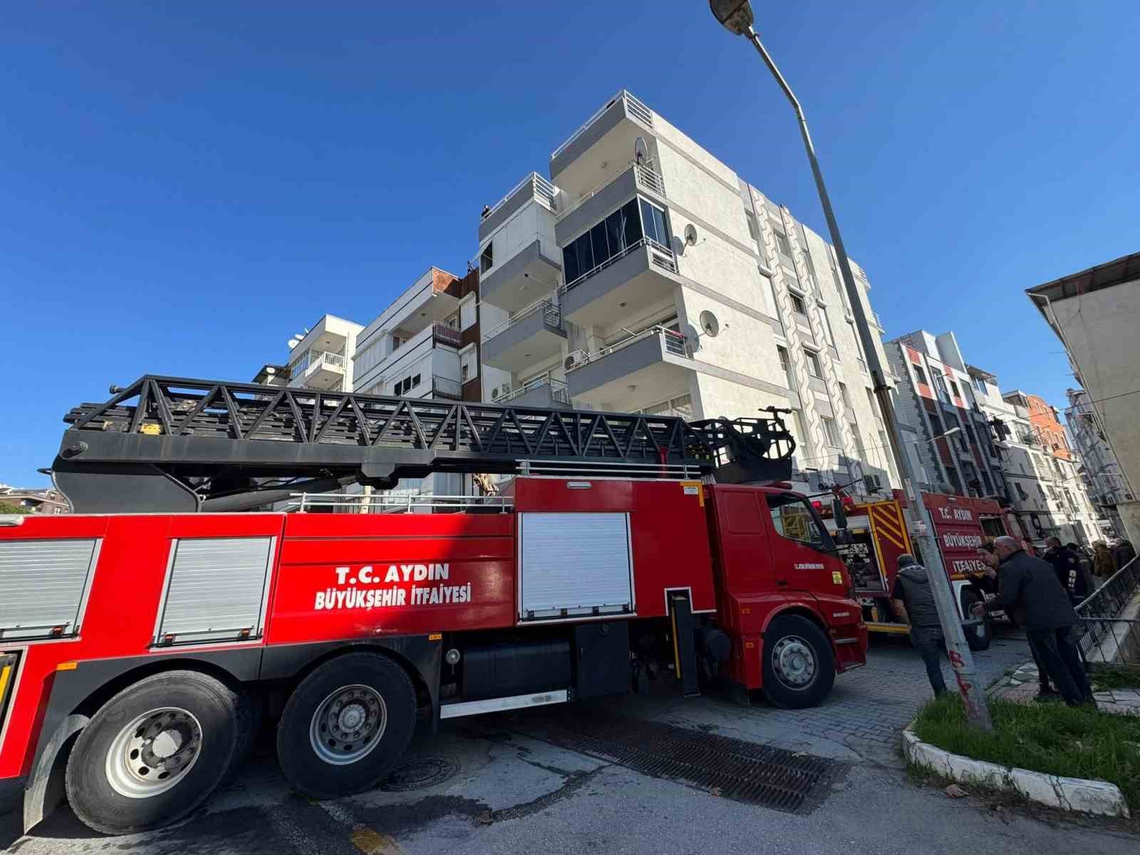 sokede-evin-aspiratorunden-cikan-yangin-korkuttu-e2gPKgqs.jpg
