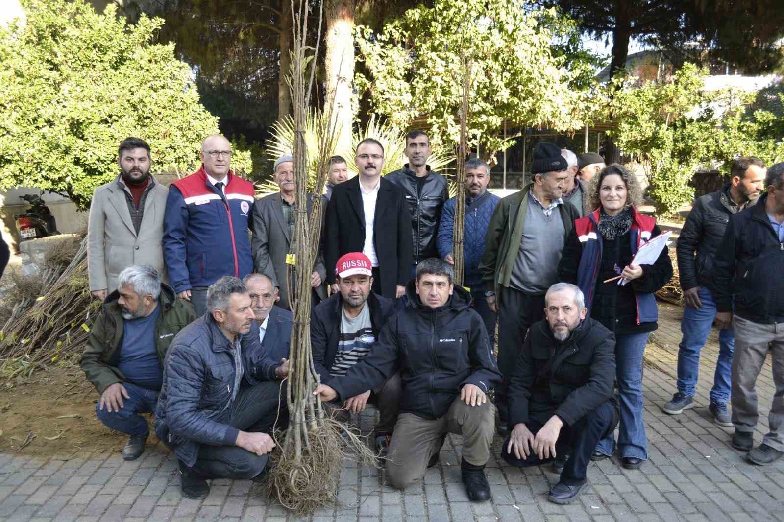 sultanhisarda-ureticiye-kestane-ve-incir-fidesi-dagitildi-IHKOSCpe.jpg