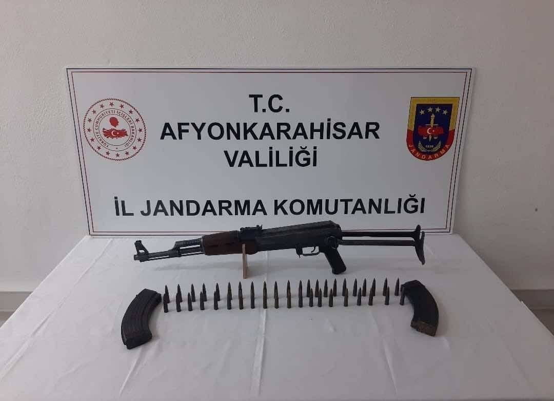 suphe-uzerine-durdurulan-otomobilde-kalasnikov-ele-gecirildi-raL1SnlJ.jpg