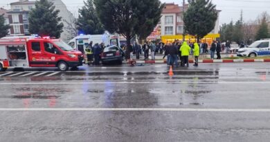 Tavşanlı’da otomobil refüje çıktı: 2 yaralı Tavşanlı’da otomobil refüje çıktı: 2 yaralı