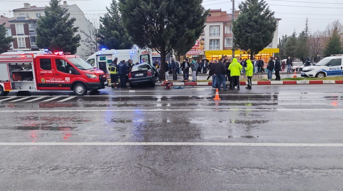 tavsanlida-otomobil-refuje-cikti-2-yarali-JiHuqXY9.jpg