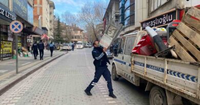 Tavşanlı’da yaya yolunu işgal eden duba ve reklam panoları toplanıyor