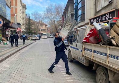 Tavşanlı’da yaya yolunu işgal eden duba ve reklam panoları toplanıyor