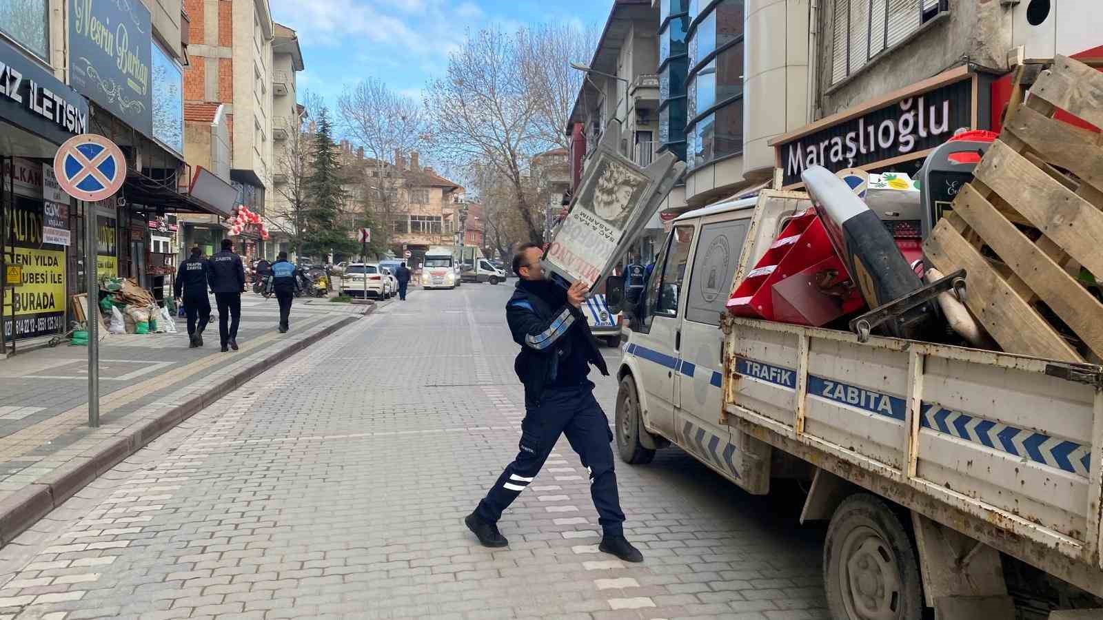 tavsanlida-yaya-yolunu-isgal-eden-duba-ve-reklam-panolari-toplaniyor-NTnkQEhV.jpg