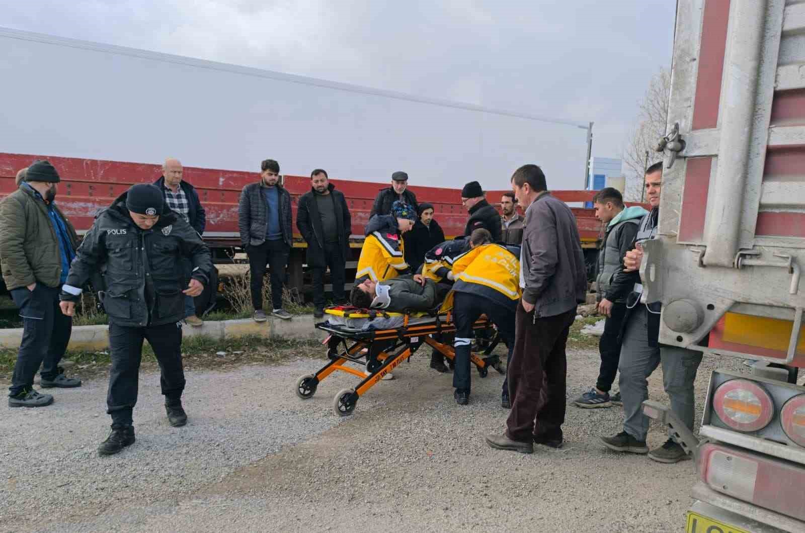 tirin-bir-baska-tira-arakadan-carptigi-kazada-faciadan-donuldu-y4YnP2vT.jpg