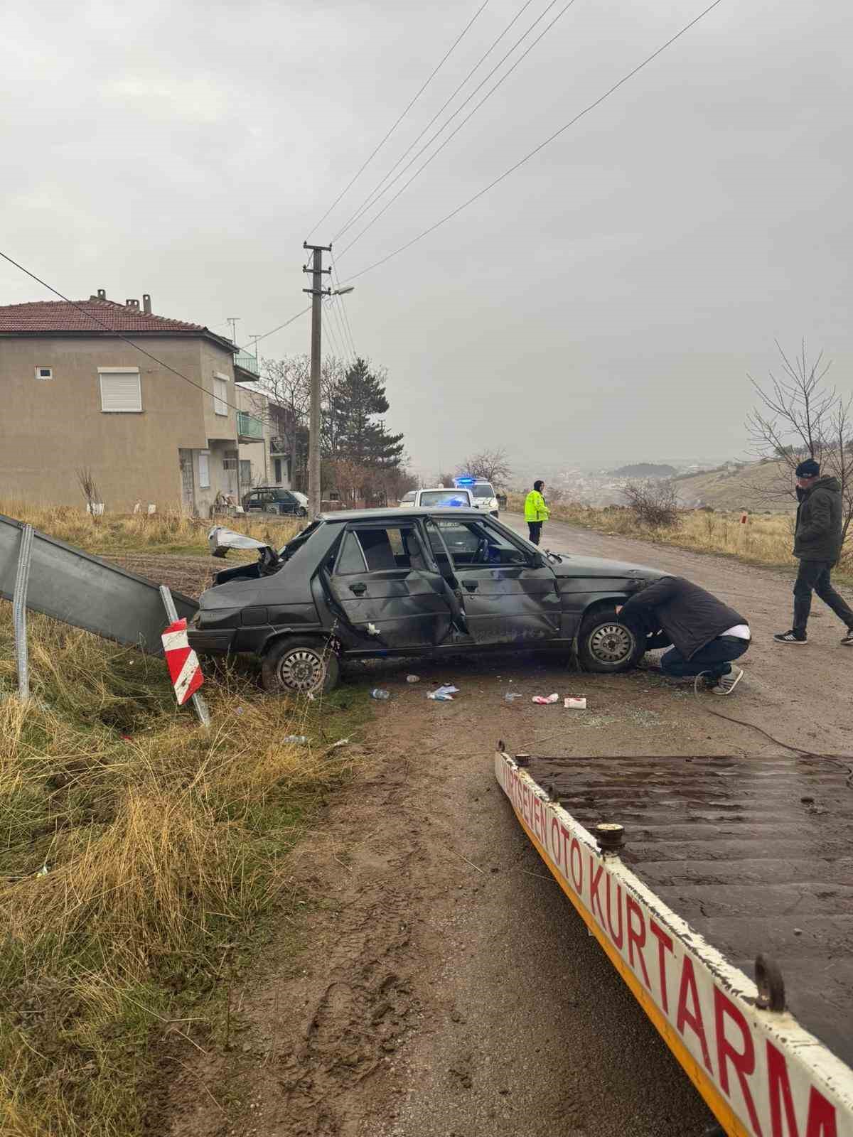 trafik-levhasina-carpip-hurdaya-donen-aracta-3-kisi-yaralandi-XCbmzkfn.jpg