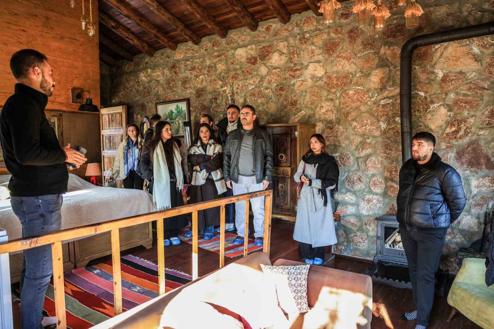universiteli-gencler-sakin-sehir-unvanli-cameliyi-gezdi-laY8qMTa.jpg
