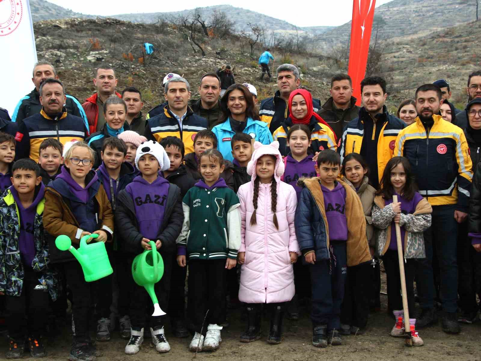 usakta-acil-saglik-hizmetleri-haftasinda-fidanlar-toprakla-bulustu-OeedQ6nm.jpg