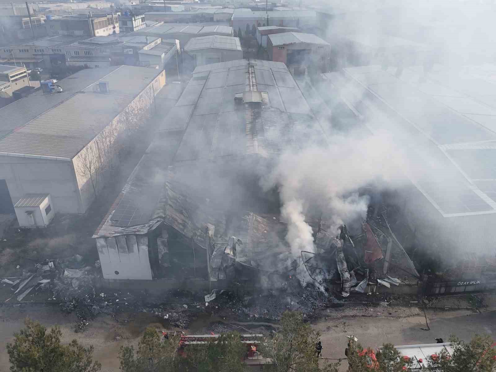 usakta-iplik-fabrikasinda-cikan-yangin-buyumeden-sonduruldu-fUqlLOkf.jpg