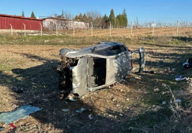 Uşak’ta otomobil tarlaya devrildi: 1’i bebek 5 yaralı