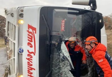 Uşak’ta yolcu taşıyan midibüs yan yattı: 5 yaralı