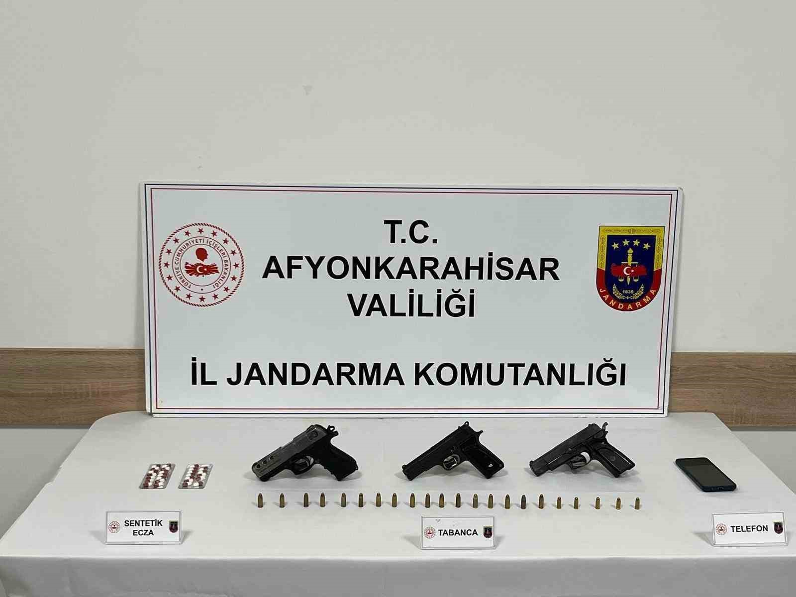 uyusturu-ve-ruhsatsiz-tabancalarla-yakalanan-sahis-tutuklandi-sCOwJsT3.jpg