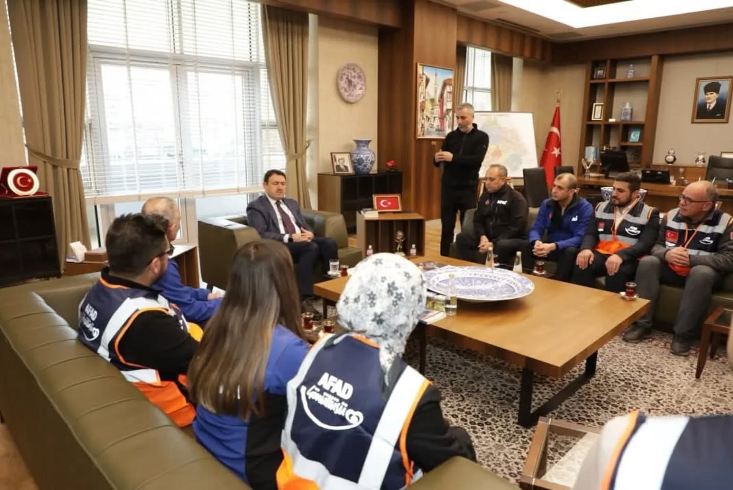 vali-musa-isin-afad-insan-hayatinin-en-kritik-anlarinda-milletin-yaninda-yer-alan-bir-smVpAFCM.jpg