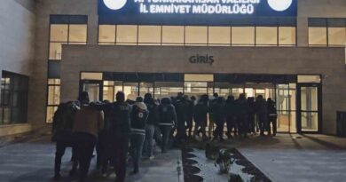 Yabancı uyruklu şahıslara operasyon: 9’u DEAŞ’lı 62 kişi sınır dışı edildi Yabancı uyruklu şahıslara operasyon: 9’u DEAŞ’lı 62 kişi sınır dışı edildi