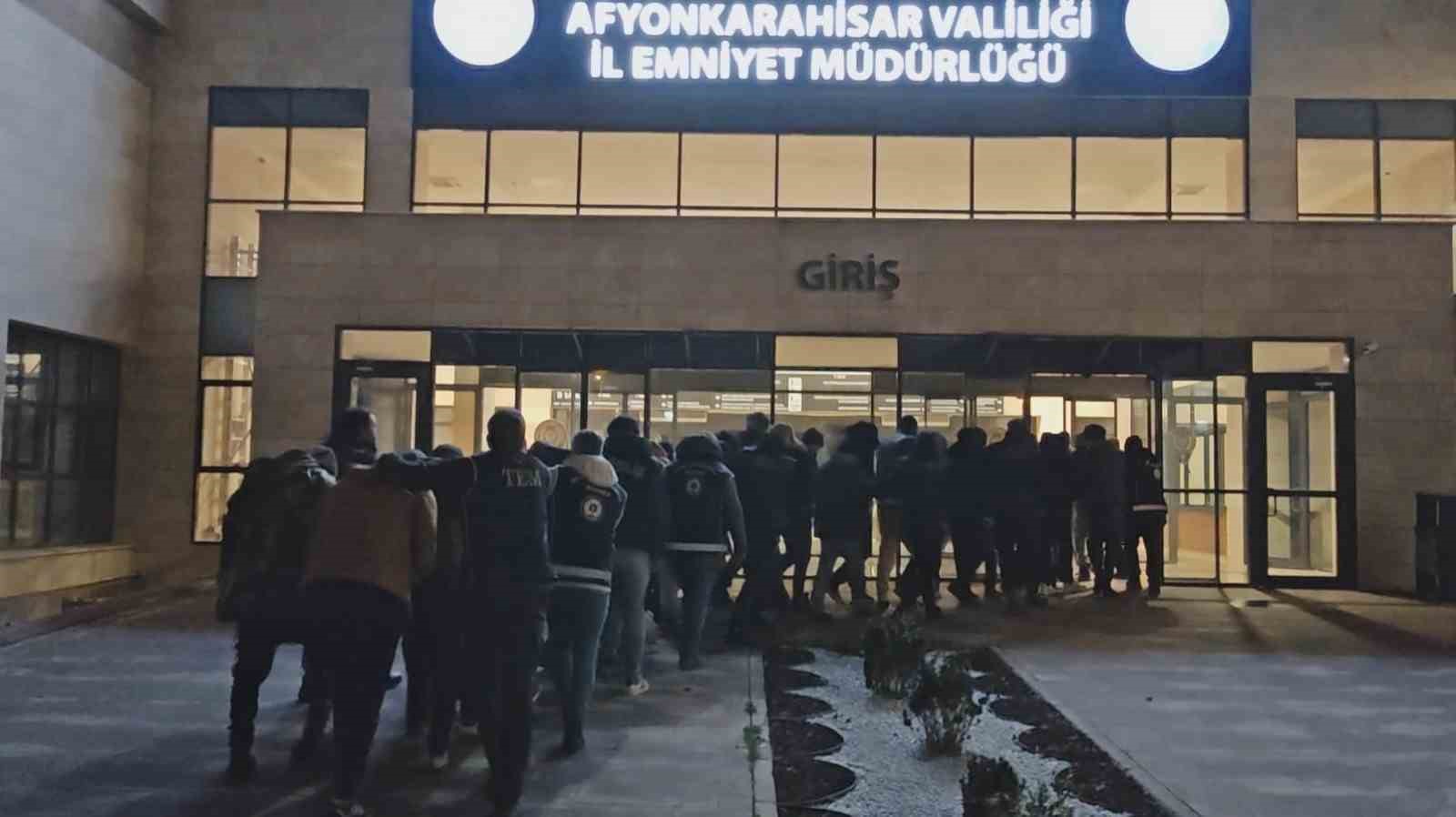 yabanci-uyruklu-sahislara-operasyon-9u-deasli-62-kisi-sinir-disi-edildi-FNChAmOR.jpg