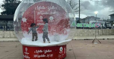 Beyağaçlılar yılbaşı hatıralarını dev kar küresiyle ölümsüzleşiyor