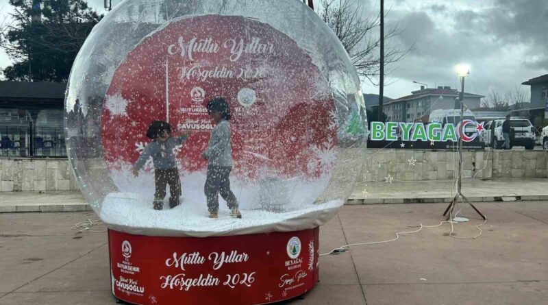 Beyağaçlılar yılbaşı hatıralarını dev kar küresiyle ölümsüzleşiyor