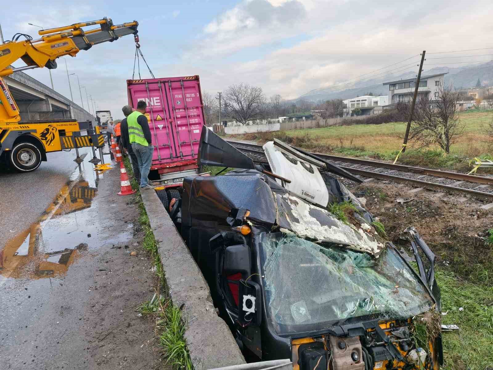 genc-surucunun-hayatini-kaybettigi-feci-kazanin-ardindan-tren-yolu-acildi-lFyUYpEl.jpg