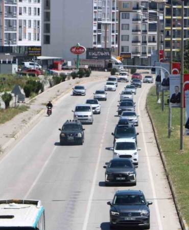 afyonkarahisar-antalya-yolunda-tatilcilerin-donus-yogunlugu-suruyor-mZ28mt4N.jpg