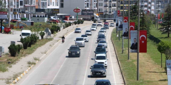 afyonkarahisar-antalya-yolunda-tatilcilerin-donus-yogunlugu-suruyor-mZ28mt4N.jpg