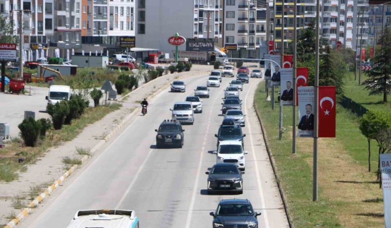 afyonkarahisar-antalya-yolunda-tatilcilerin-donus-yogunlugu-suruyor-mZ28mt4N.jpg