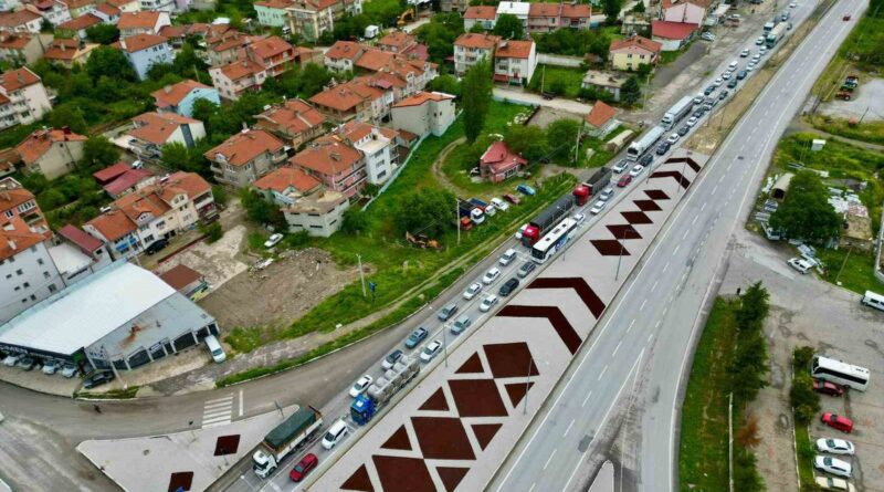 Afyonkarahisar’daki karayollarında bayram trafiği yoğunluğu başladı