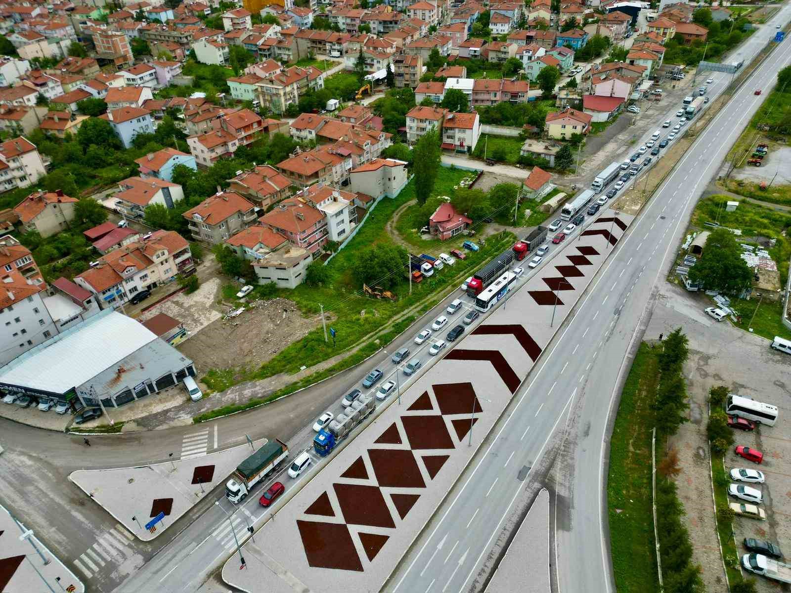 afyonkarahisardaki-karayollarinda-bayram-trafigi-yogunlugu-basladi-PcfUVkUv.jpg
