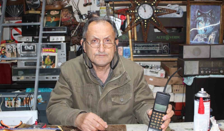 ajan-filmlerinin-uydu-telefonu-aydinda-yeniden-calisti-7vQSe95L.jpg