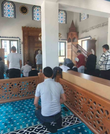 akcaova-toki-camiinde-ilk-cuma-namazi-kilindi-dJAHRffn.jpg