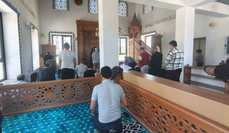 akcaova-toki-camiinde-ilk-cuma-namazi-kilindi-dJAHRffn.jpg